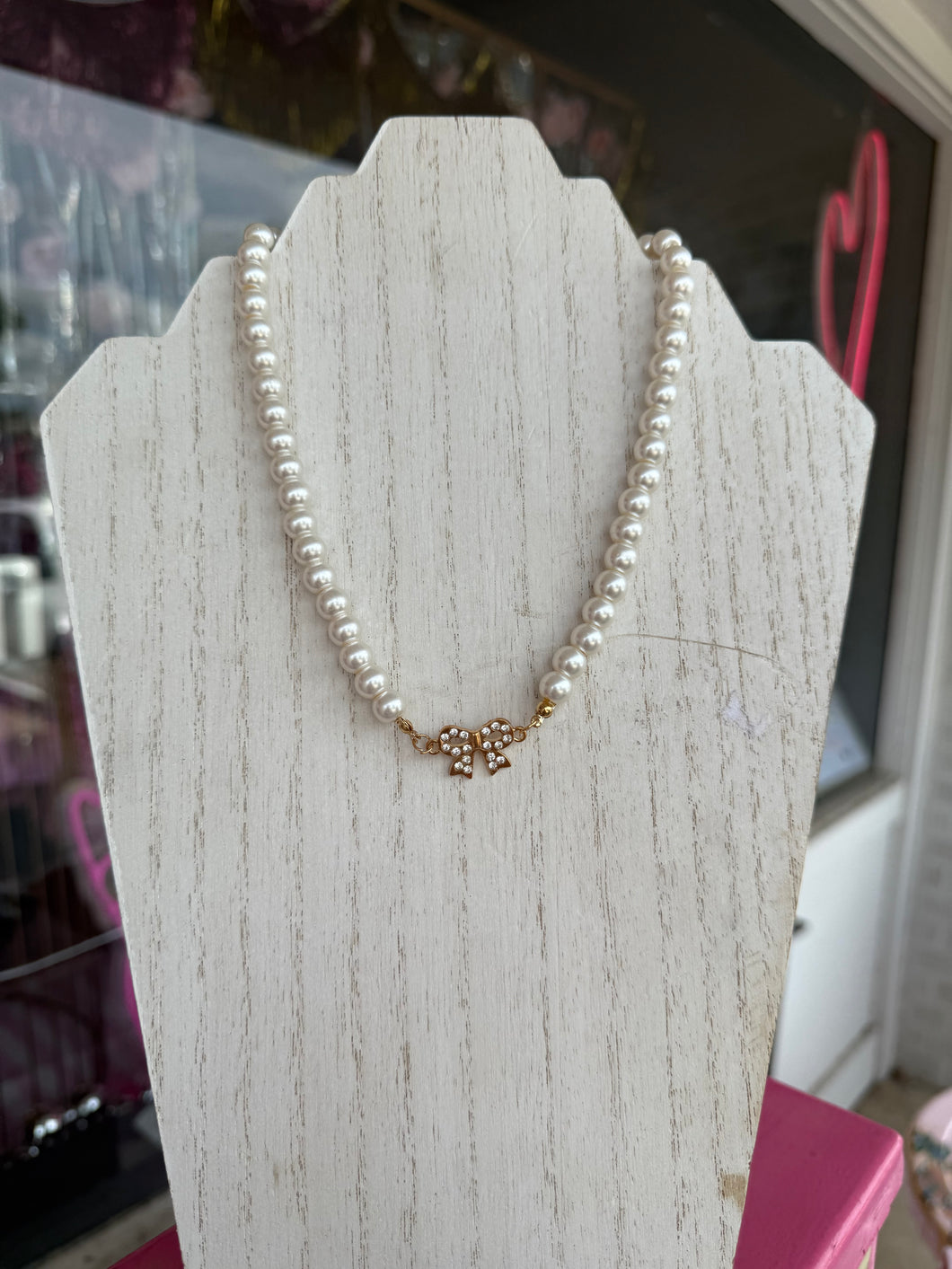 Pearl w/gold bow necklace