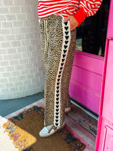 Load image into Gallery viewer, Leopard Urban Romance Heart Detail Easy Pants
