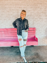 Load image into Gallery viewer, Mineral wash button up
