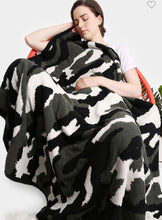 Load image into Gallery viewer, Luxxe Blankets
