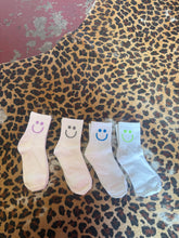 Load image into Gallery viewer, Smile crew socks
