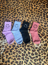 Load image into Gallery viewer, Smile crew socks
