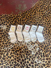 Load image into Gallery viewer, Smile crew socks
