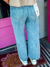 Load image into Gallery viewer, Mid Rise Crop Wide Front &amp; Back Pintuck Detailed
