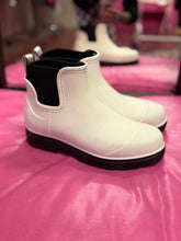 Load image into Gallery viewer, White Ugg Shoes, 9
