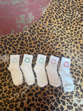 Load image into Gallery viewer, Smile crew socks
