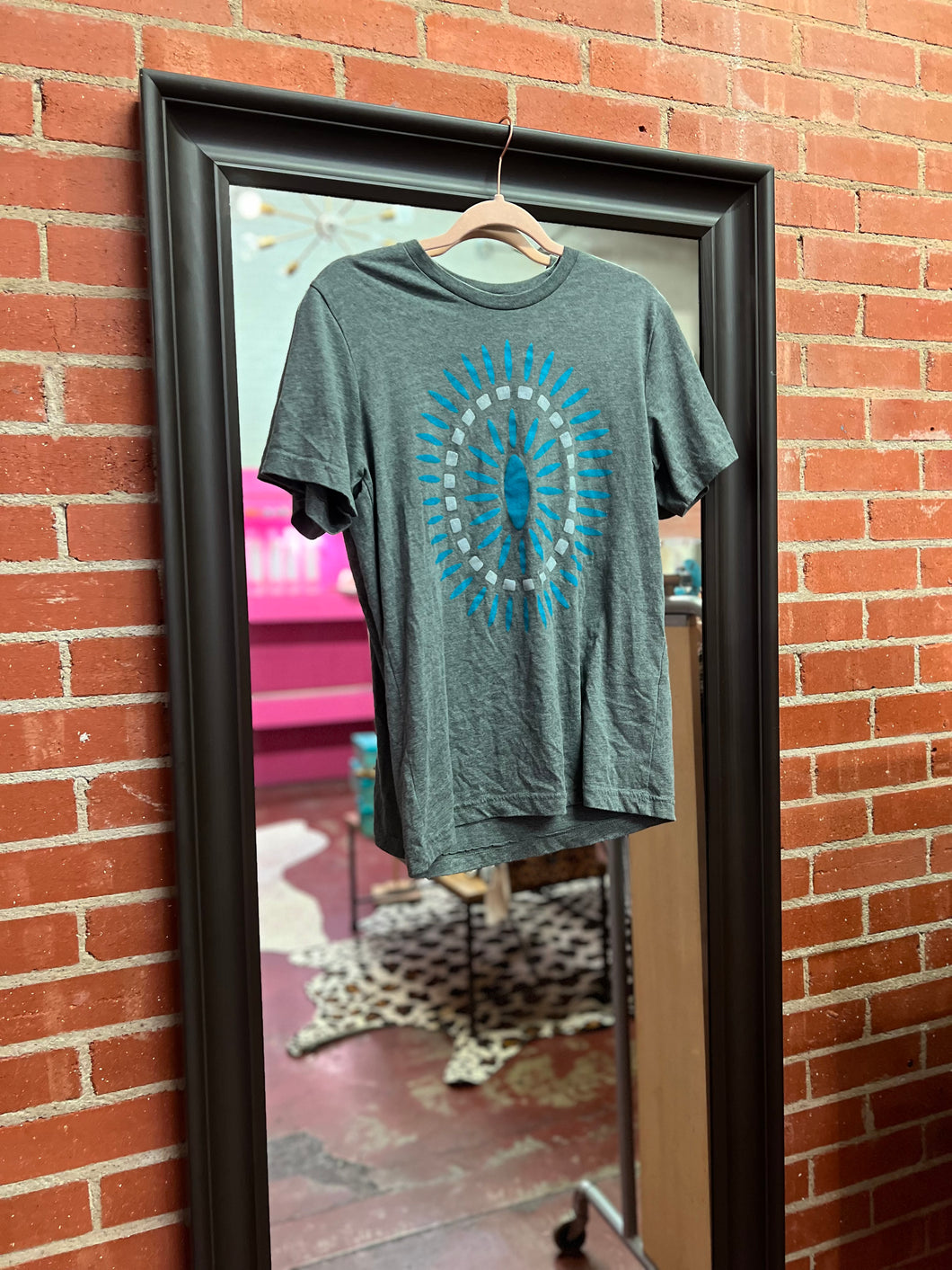 Gray Pink Bulldog Womens Graphic Tee, Medium