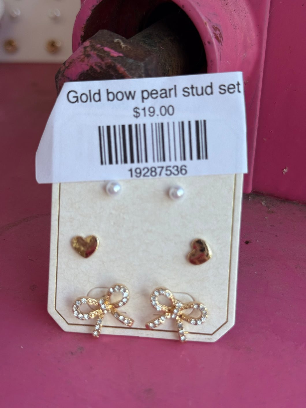 Gold bow pearl stud set