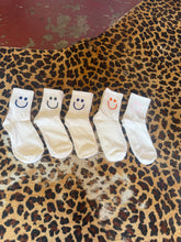 Load image into Gallery viewer, Smile crew socks
