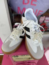 Load image into Gallery viewer, Pearl bow shoe clip
