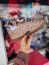 Load image into Gallery viewer, Eleanor Sneakers
