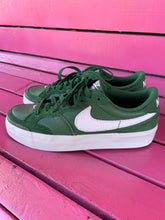 Load image into Gallery viewer, green nike Shoes, 7.5
