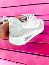 Load image into Gallery viewer, White Nike Shoes, 9
