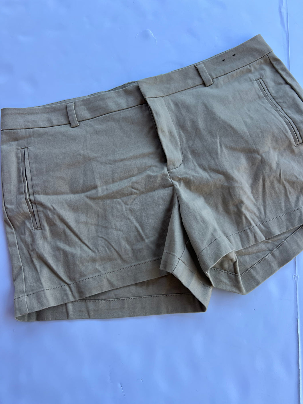 Khaki ana Shorts, 16