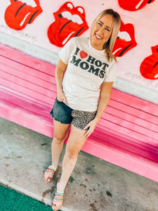 I love hot moms graphic tee