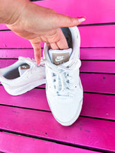 Load image into Gallery viewer, White Nike Shoes, 9
