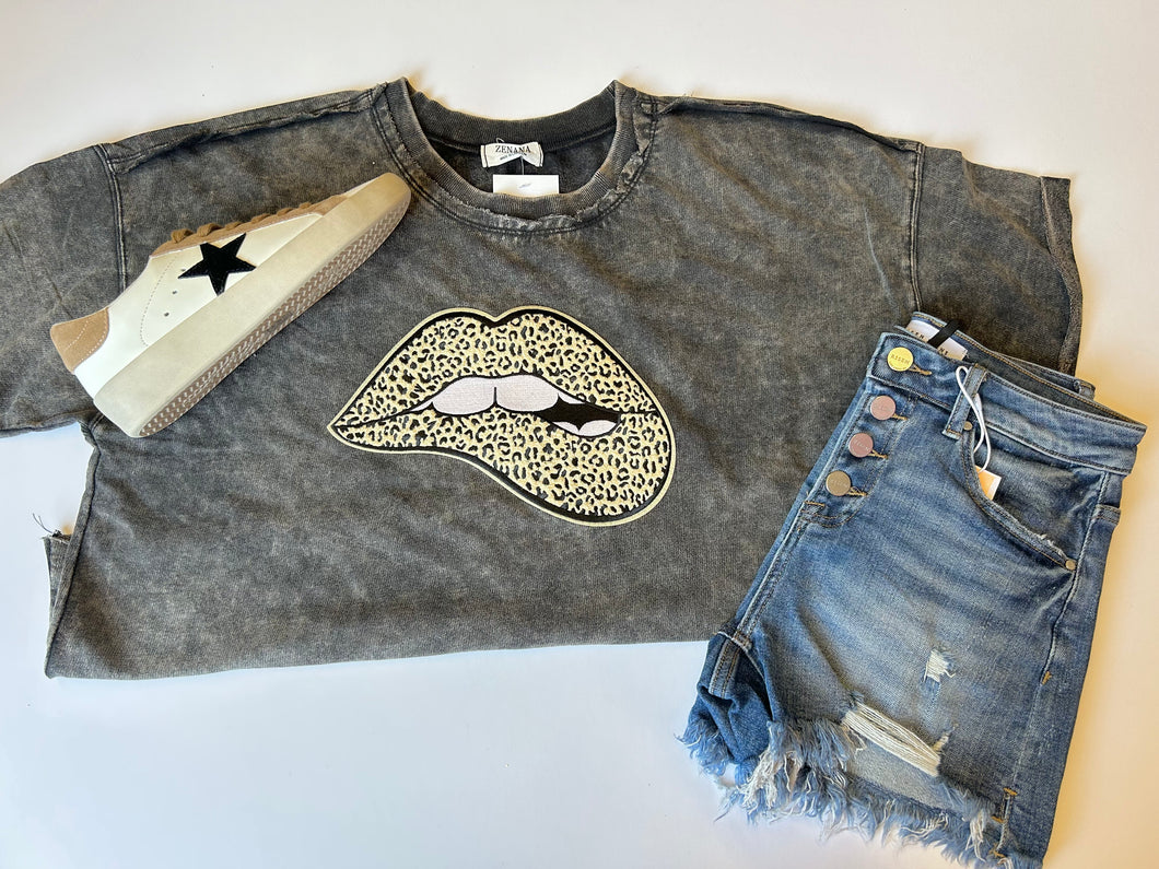 Acid wash crop with lips