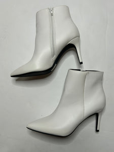 White D Shoes, 7.5